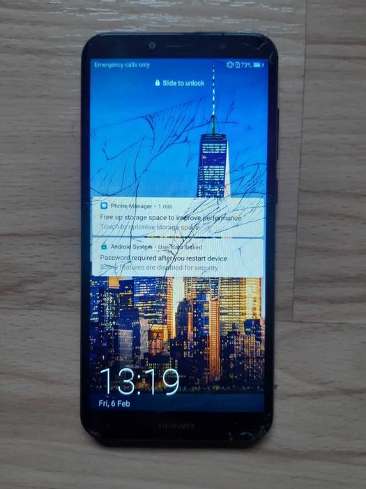 Телефон HUAWEI, работещ и заключен с пукнат дисплей