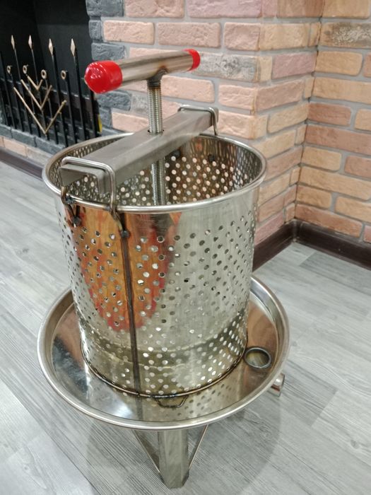 Ручной пресс для сока, для меда, для сыра.