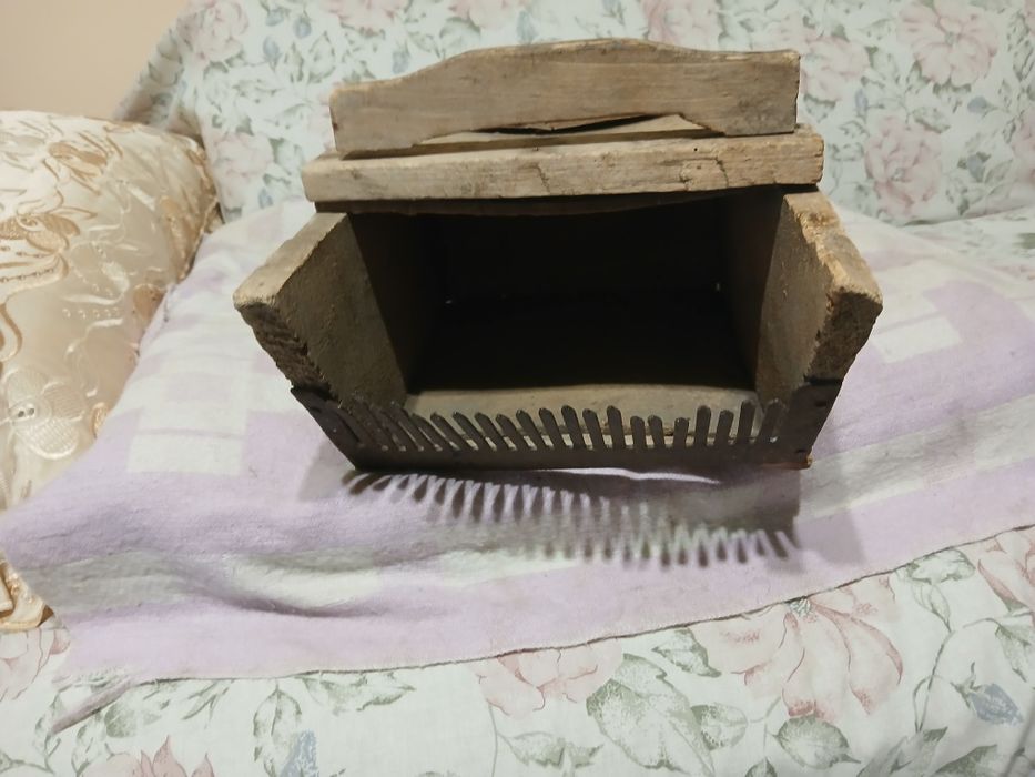 Стара здрава и оригинална автентичната берачка за лайка боровинки и др