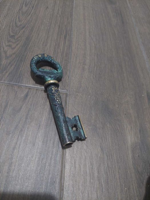 Tirbuson vechi din bronz in forma de cheie