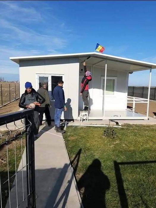 Vindem case si containere modulare