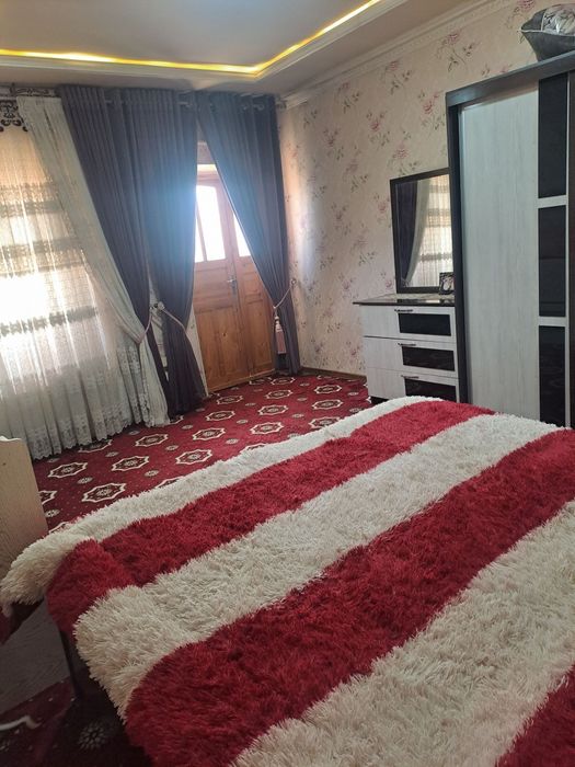 Uy sharoitlari bor 6.94sotix balnitsa yaqin GAI yonida bozorga yaqin