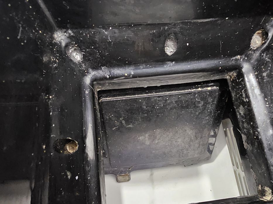 Лодка за захранка и поставяне на шамандура