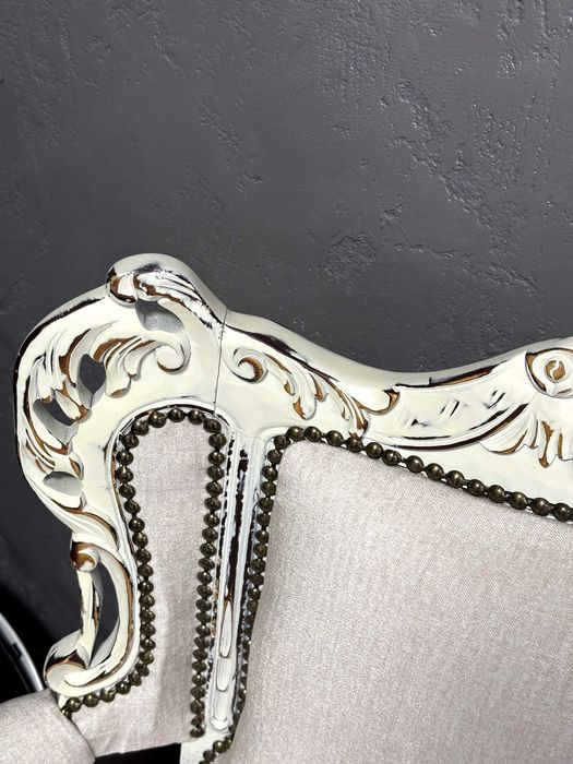 Бял античен диван