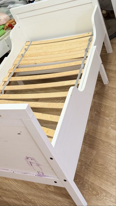 Две детские кровати IKEA. Кровати раздвижные. Имеются матрасы.