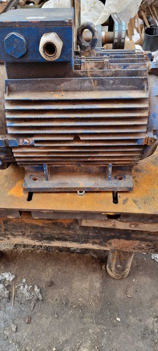 Motor trifazic                                           .