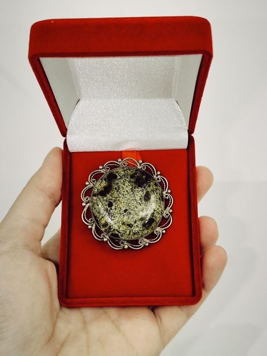 Брошьс камнем - змеевик