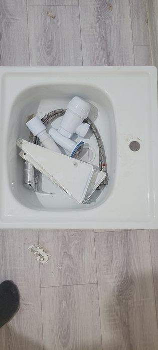 Раковина с смесителем и сифоном