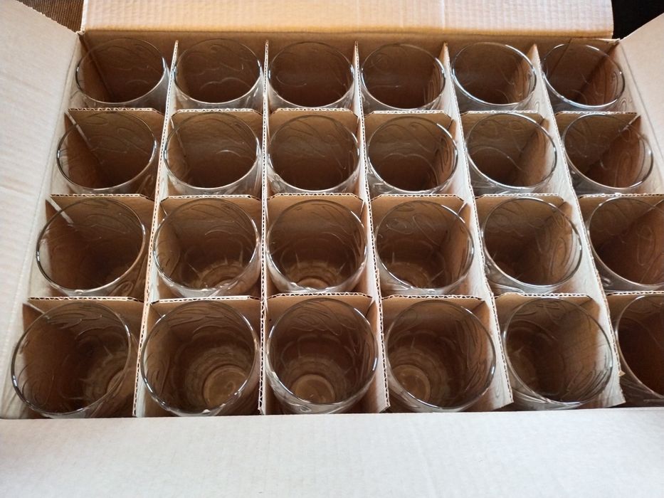 Стаканы кока кола.