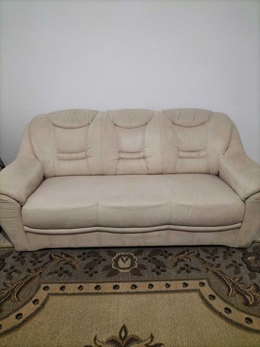 Vând canapea din catifea