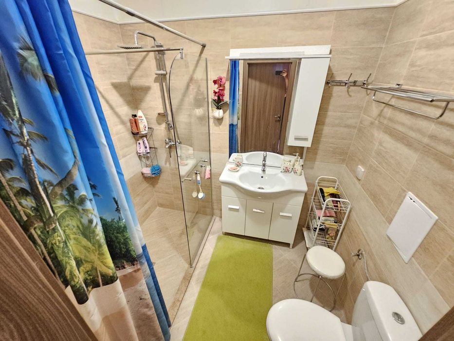 Просторен двустаен апартамент с гледка море, Първа линия