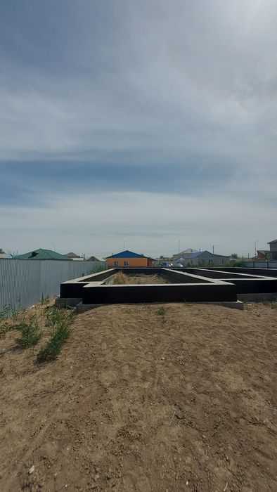 Земельный участок с фундаментом в центре