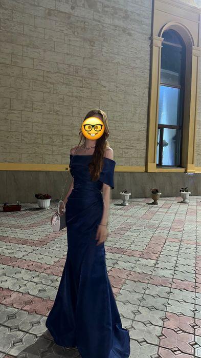 вечернее платье с вырезом