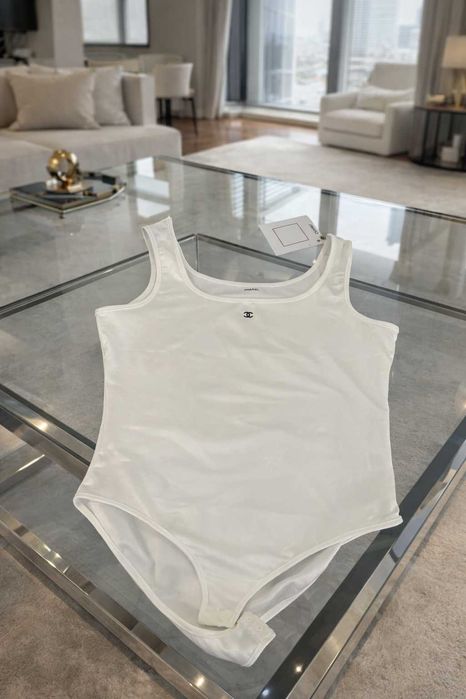 бяло боди на марката шанел става и за топ потник chanel блузка тениска
