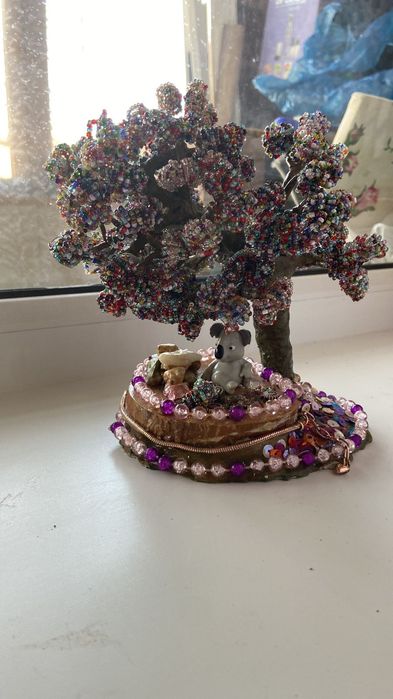 Деревья из бисера ручной работы.