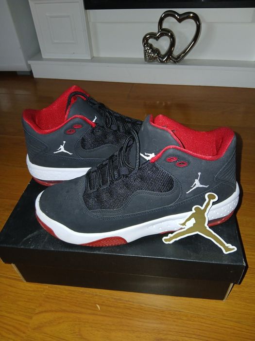 Nike Air Jordan Max Aura 2,ca noi! Acești pantofi sport inalți sunt un must-have pentru colecționarii de sneakers.