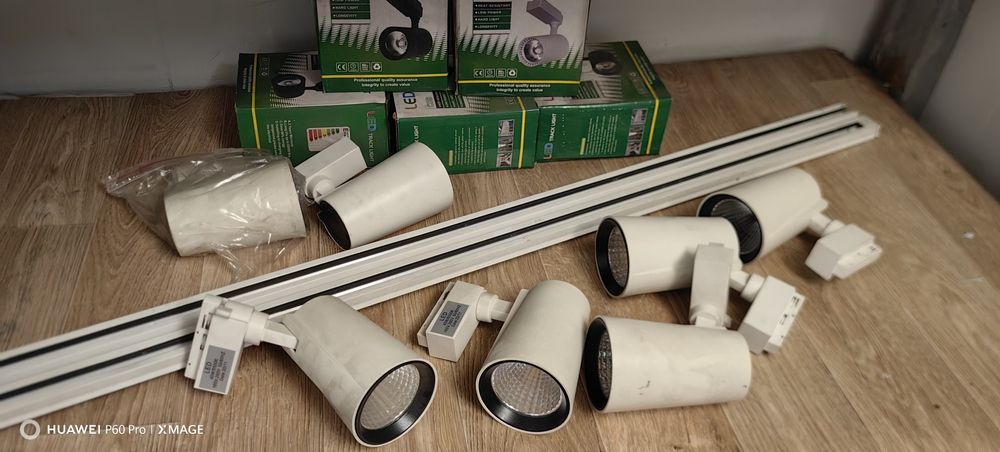 Два трека и 12 светильников.