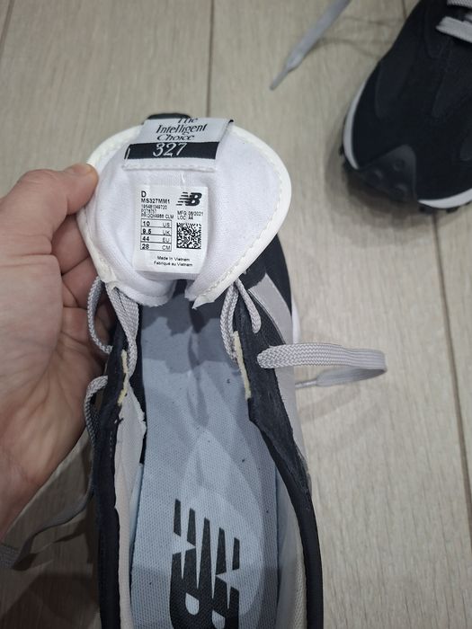 Vând o pereche de sneakerși New Balance 327