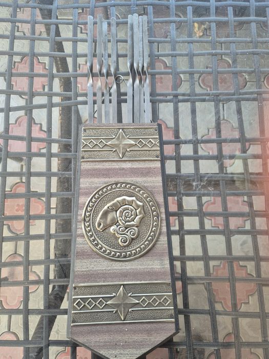 Чеканка щит с шампурами