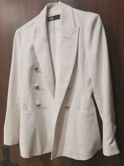 Бяло сако на Zara