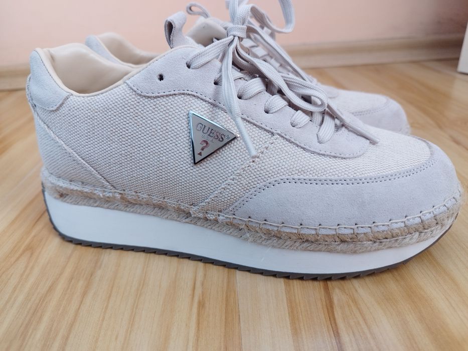 Нови обувки Guess