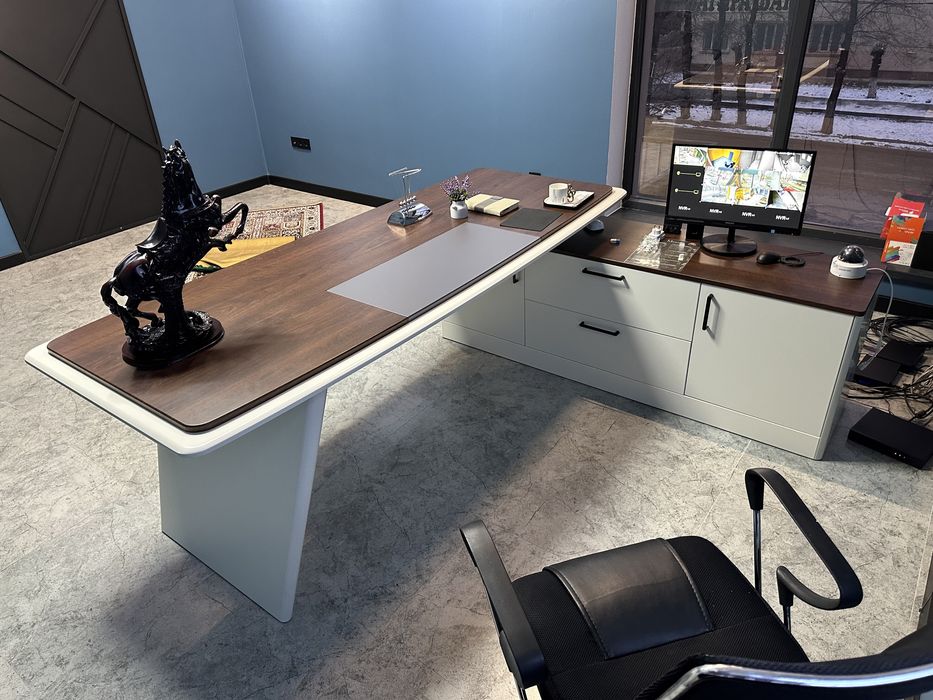 Руководительский стол