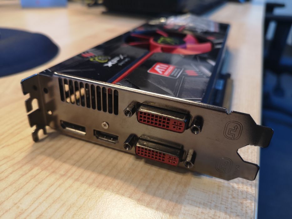 Видео карта ATI 5850