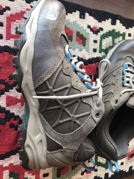 Продам женские ботинки