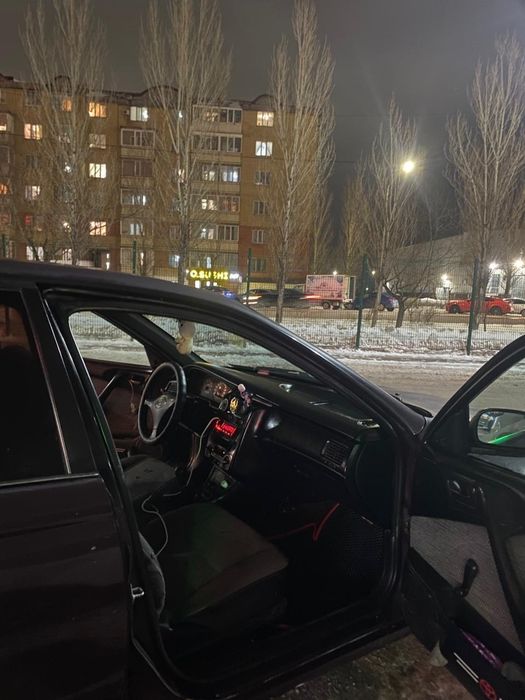 Тайота Карина е седан