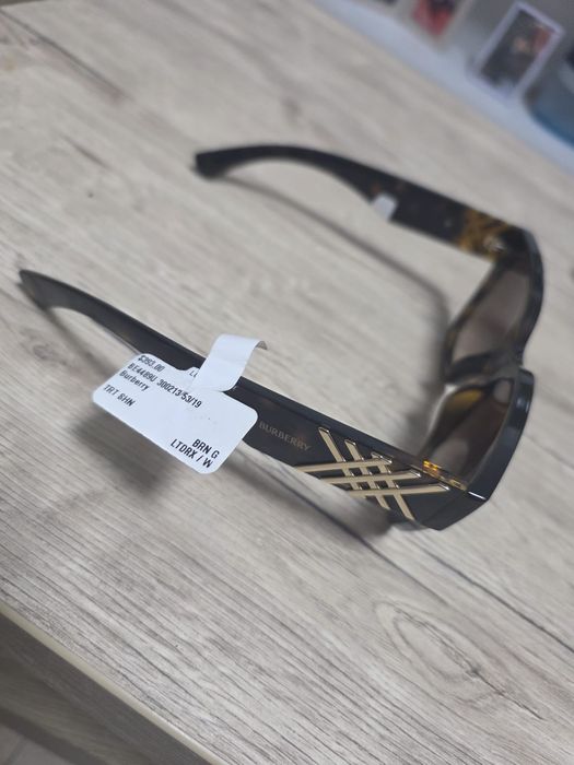 Ochelari de soare Burberry – 1.800 lei