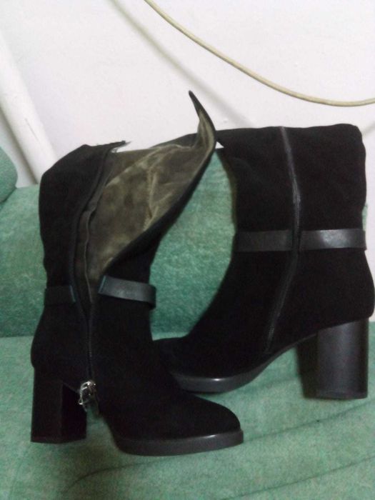 Дарю девушке или  женьщине новые фирменные сапоги