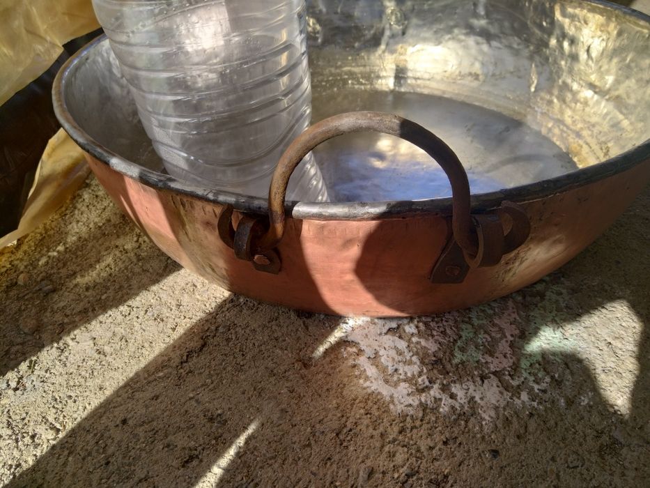 Продавам огромна масивна медна тава тежка и масовна Уникална