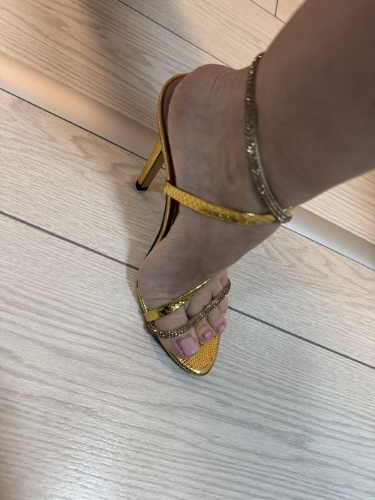 Sandale aurii elegante