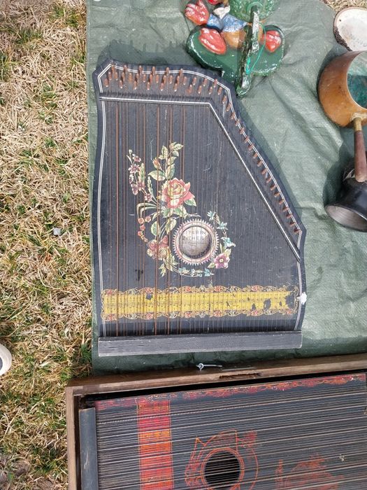 Vind Gitarr Zither la prețul de 300 lei și cele mari la 500 lei bucata