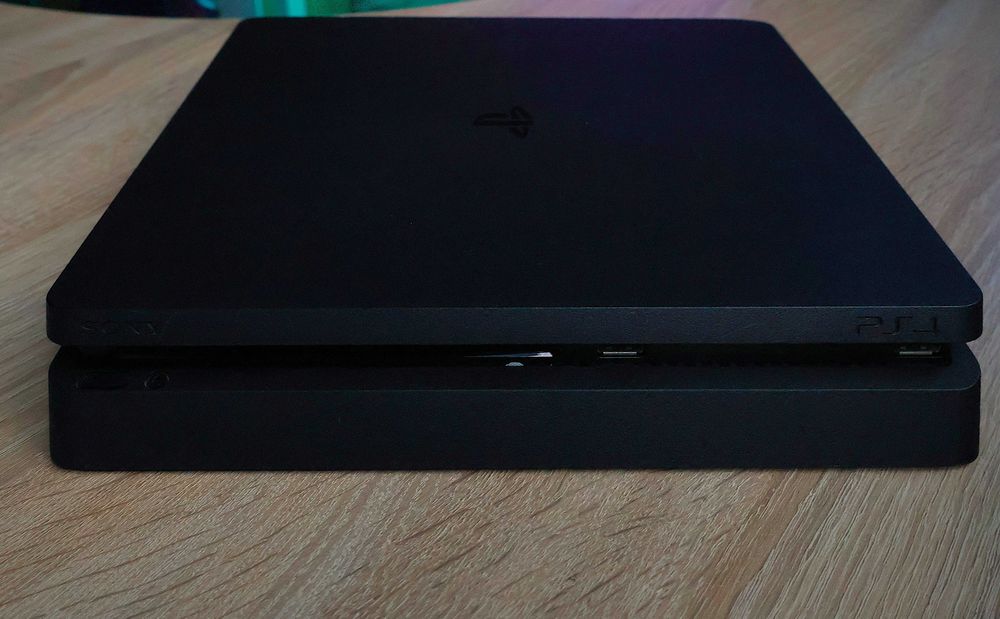 ПРОМО! Пълен гейминг пакет: PlayStation 4 Slim 500GB + Оригинален контролер + Подарък всички необходии кабели и 5 Игри!