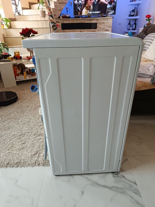 Vând mașina de spălat rufe Indesit