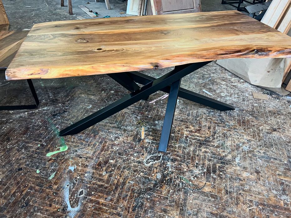 Уникална трапезна маса от орех с естествени криви ръбове