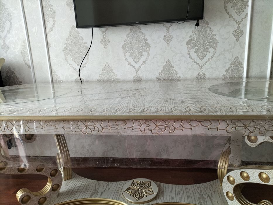 Продается стол в национальном стиле