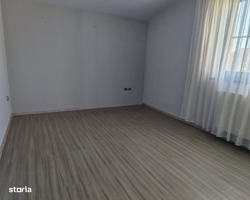 Apartament 4 camere, cartier Intre Lacuri, loc de parcare