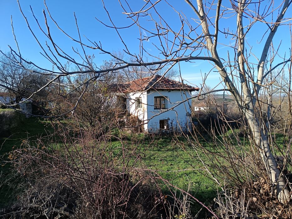 Едноетажна къща с мазе в Княжево