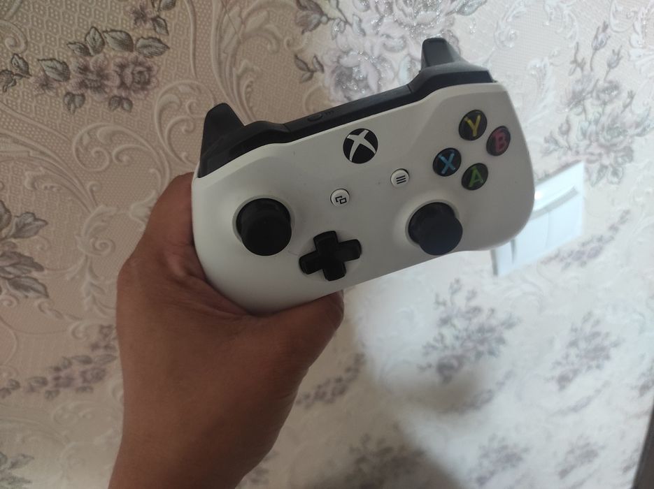 X-Box  one S 500 GB, приставка с джостиком (геймпадом) вместе.