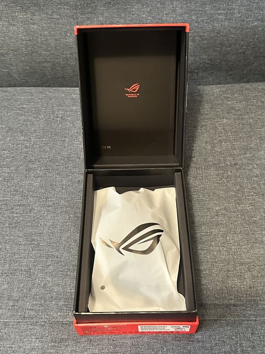 Mouse gaming Asus ROG Chakram , 36000 DPI, bluetooth (ca nou fara urme de uzura ) folosit mai putin de un an . Pret fix(FARA SCHIMBURI)