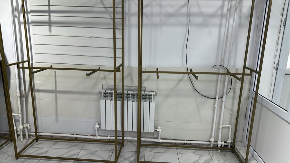 Рейлы золотистые для магазина одежды