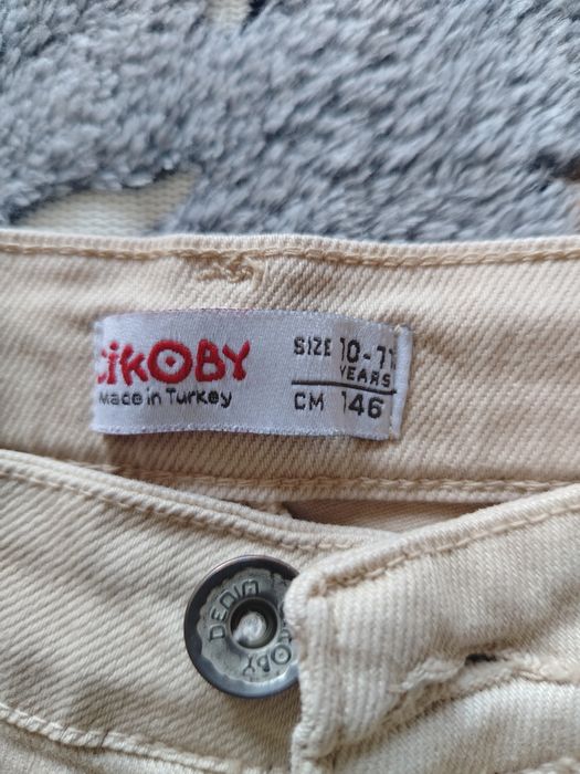 дънки за момиче скъсани в бежов цвят