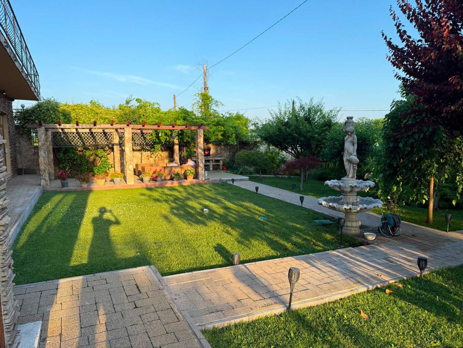 Casa cu Piscina pe malul lacului