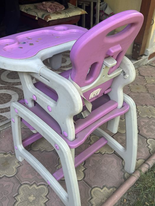 Scaun de masă transformabil 2 în 1 – Compartimentul perfect pentru diversificare și joacă!
