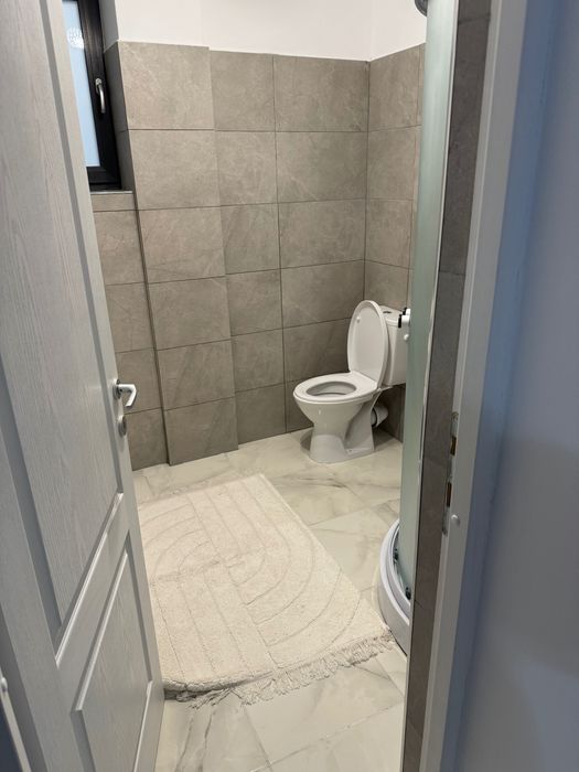 Inchirez apartament cu 2 camere la parter