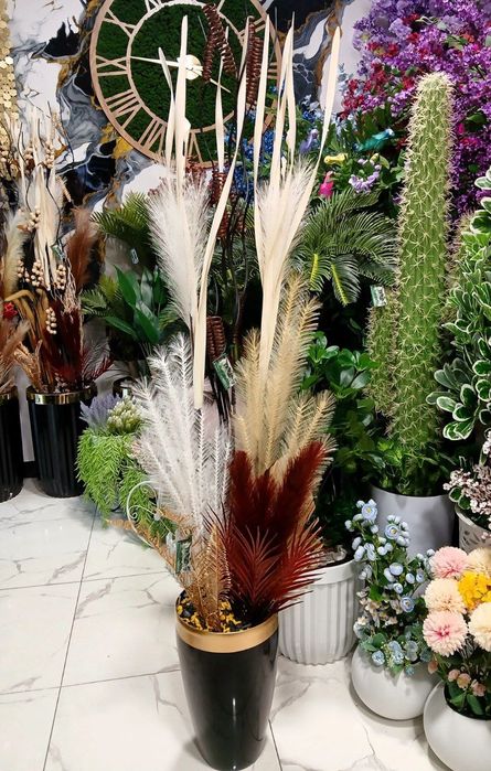 Декоративные сухие ветки. Искусственные цветы и деревья