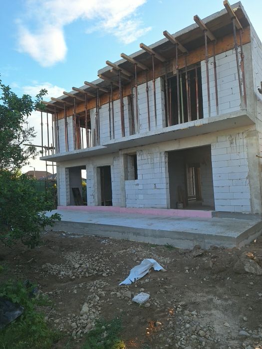 Casa la rosu in Cartieru Grigoresc