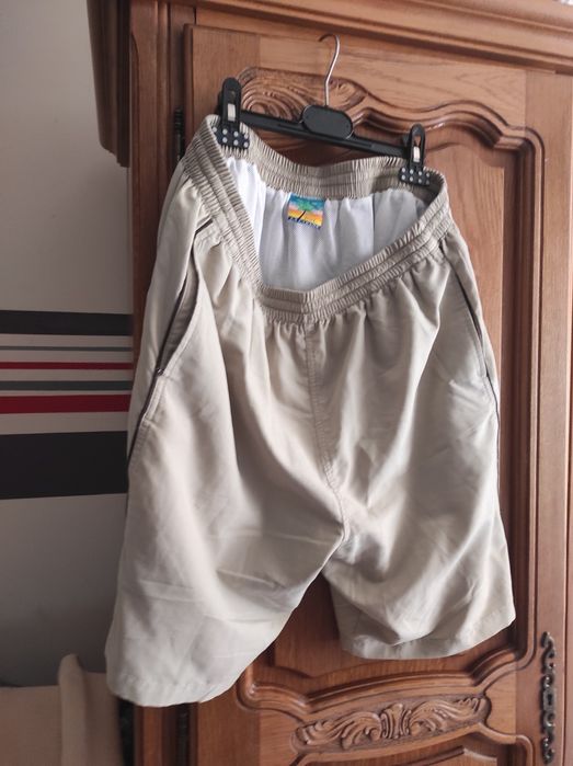 Pantalon scurt cu buzunare în fața, lateral și spate și găici pt curea